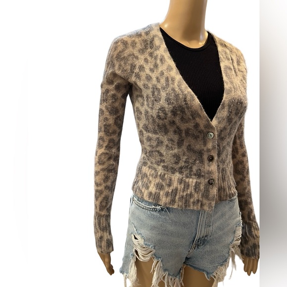 Adorable cheetah print cashmere cardigan - Picture 2 of 8